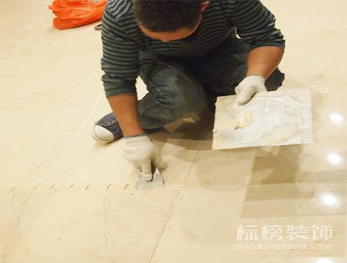 辦公室裝修瓷磚上鋪木地板可以嗎？