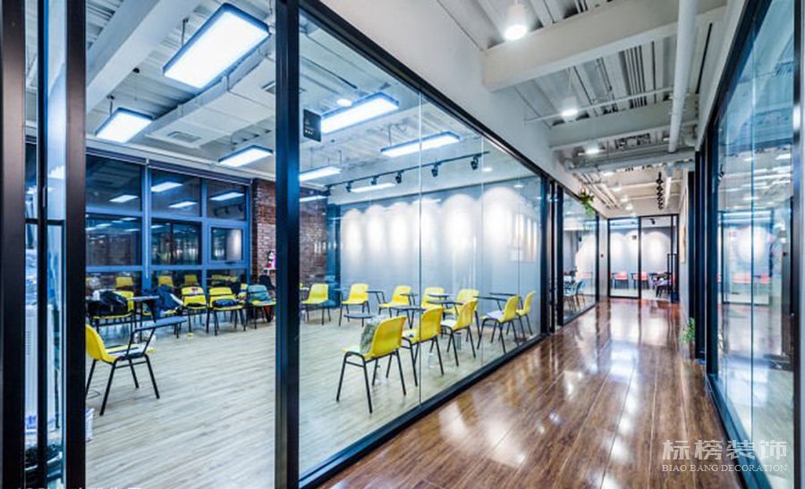 在深圳辦公室裝修中隔斷分為幾種呢，分別有什么特點(diǎn)呢？